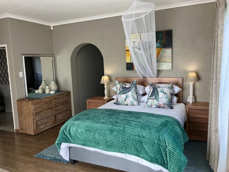 8 Bedroom Property for Sale in Paradise Beach Eastern Cape